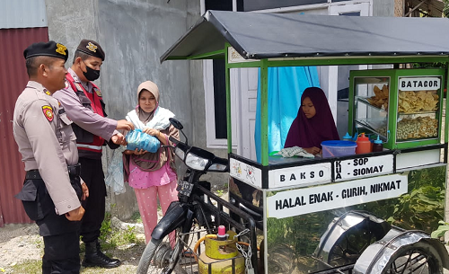 samapta_polresta_deli_serdang_bagikan_100_paket_bansos