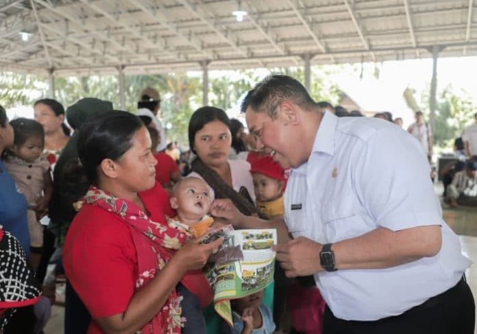 sambangi_desa_tumpak_raja_bupati_eddy_berutu_ingatkan_soal_ini