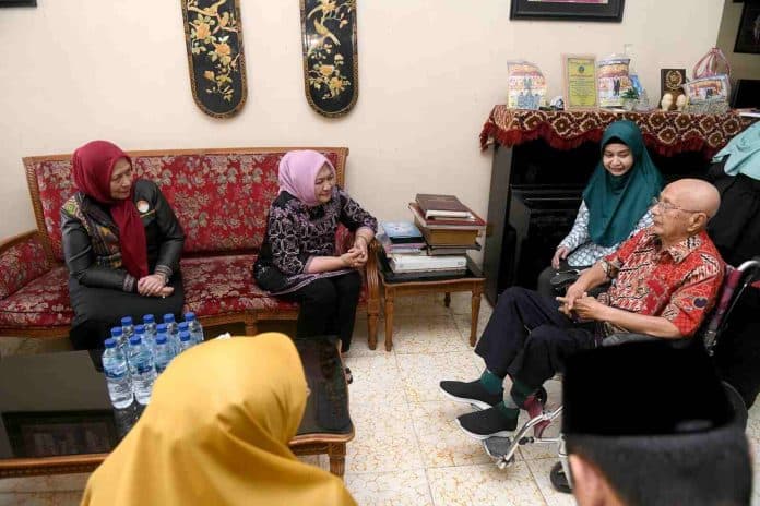 sambangi_keturunan_3_pahlawan_nasional_nawal_lubis_meneladan_patriotisme_dan_wujud_rasa_hormat