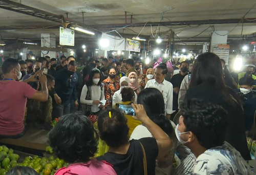 sambangi_pasar_tradisional_di_medan_presiden_jokowi_beri_bantuan_ke_pedagang_dan_warga