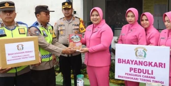 sambangi_sejumlah_posko_nataru_kapolres_tebing_tinggi_bagi_bagi_bingkisan