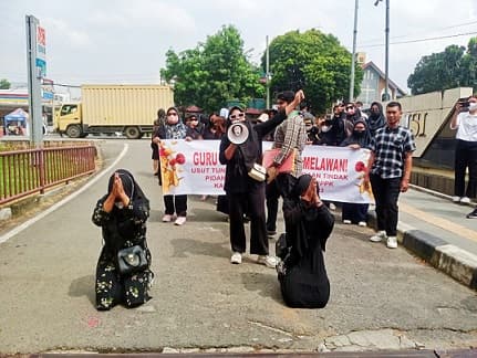 sambil_bersujud_puluhan_guru_honorer_asal_langkat_minta_keadilan