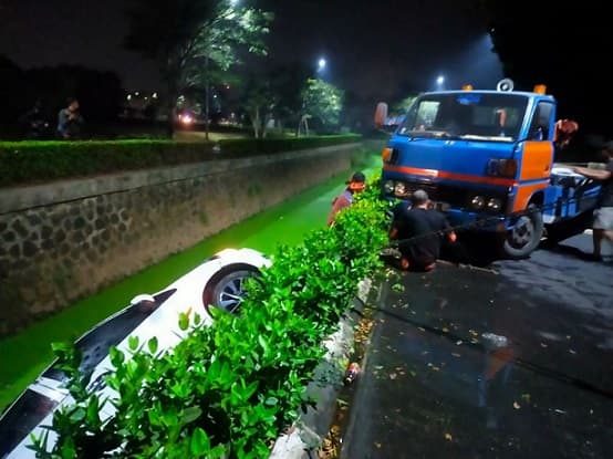 sambil_lihat_google_maps_mobil_malah_nyebur_ke_saluran_air