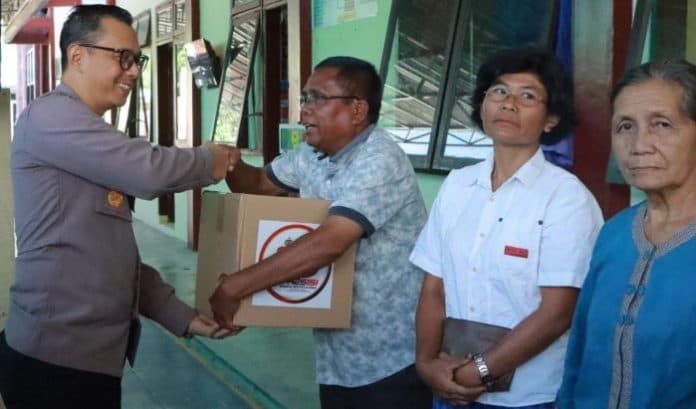 sambut_hari_bhayangkara_polres_samosir_salurkan_500_sembako_ke_warga