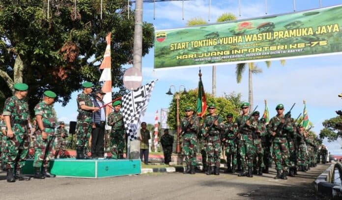 sambut_hari_juang_infanteri_ke_75_kodam_ibb_gelar_gerak_jalan