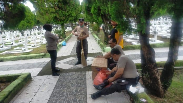 sambut_hari_pahlawan_polsek_medan_timur_bersihkan_makam_pahlawan