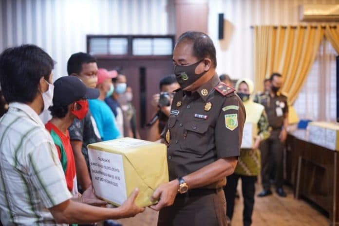 sambut_hba_ke_60_kejatisu_salurkan_5824_paket_sembako