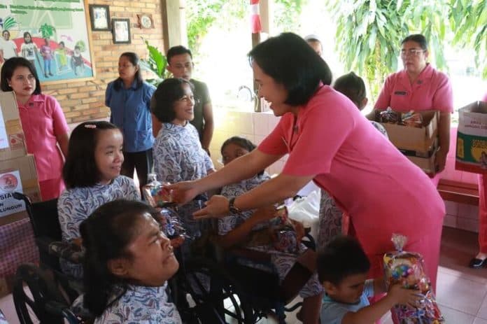 sambut_hkgb_ke_71_bhayangkari_simalungun_gelar_bantu_warga_disabilitas