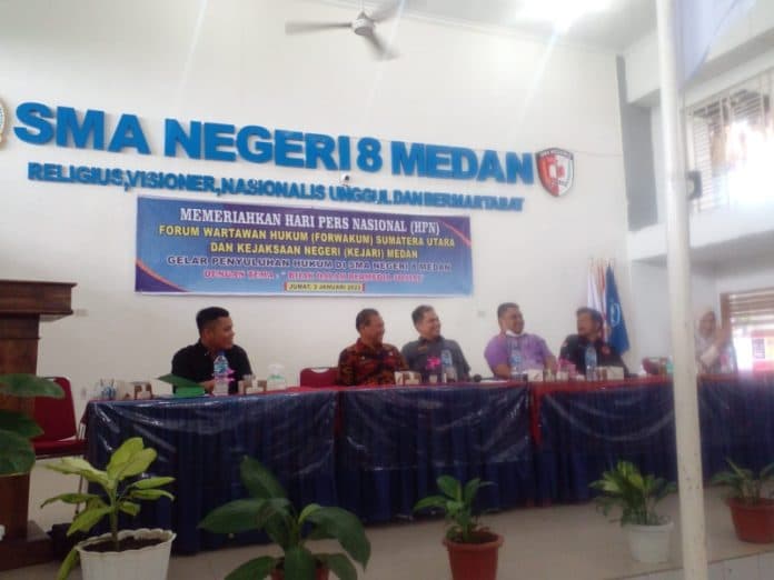 sambut_hpn_forwakum_sumut_dan_kejari_gelar_jurnalistik_hukum_di_sman_8_medan
