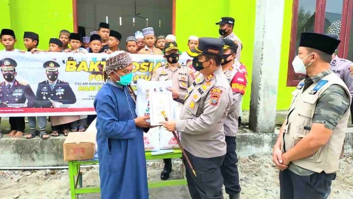 sambut_hut_bhayangkara_ke_75_kapolres_batu_bara_gelar_baksos_di_2_pesantren