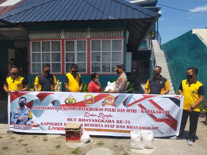 sambut_hut_bhayangkara_ke_75_polres_samosir_vaksinasi_4769_orang_dan_bantu_korban_kebakaran