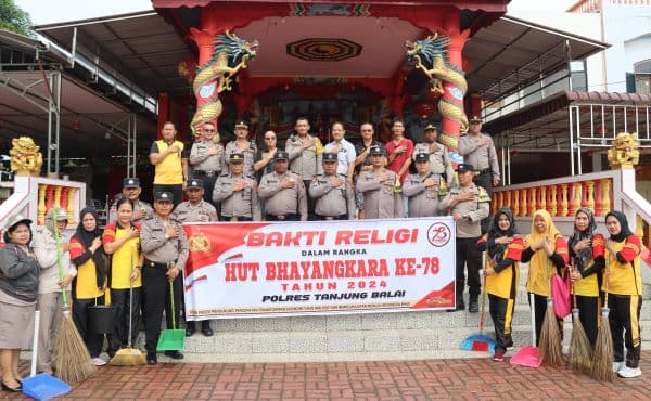 sambut_hut_bhayangkara_polres_tanjung_balai_bersihkan_6_rumah_ibadah