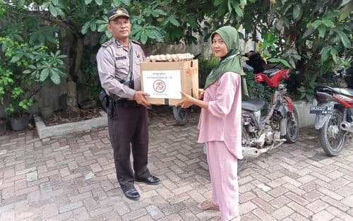 sambut_hut_bhayangkara_polsek_pantai_labu_bagikan_sembako_ke_nelayan