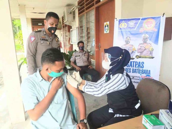 sambut_hut_bhayangkara_satpas_polres_batu_bara_vaksinasi_gratis_pemohon_sim