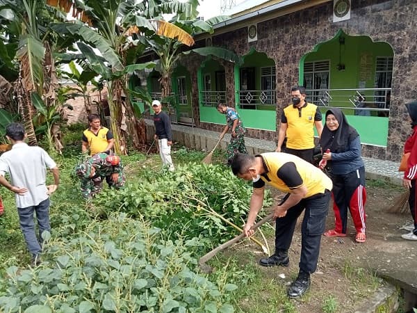 sambut_hut_ke_76_bhayangkara_polsek_medan_baru_merangkul_masyarakat_dengan_cara_ini