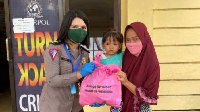 sambut_hut_polri_bhayangkari_siantar_salurkan_bantuan_kemanusiaan