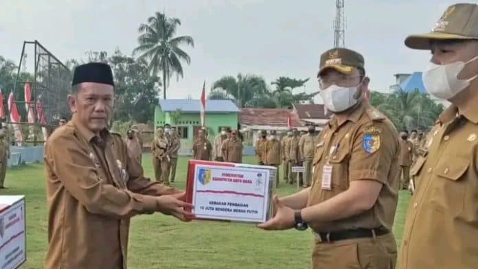 sambut_hut_ri_pemkab_batu_bara_bagikan_5000_bendera_merah_putih