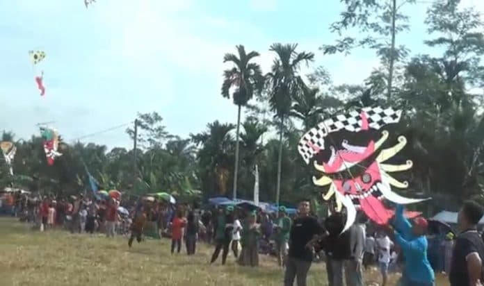 sambut_hut_ri_ratusan_peserta_ramaikan_festival_layang_layang_di_asahan