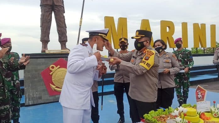 sambut_hut_tni_ke_76_kapolres_pelabuhan_beri_kejutan_ke_yonmarhanlan_belawan