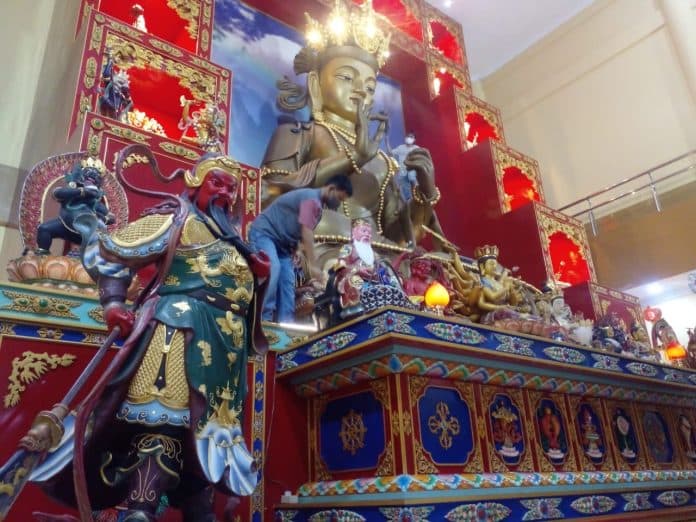 sambut_imlek_2023_puluhan_patung_di_vihara_satya_buddha_visudhi_marga_medan_dibersihkan