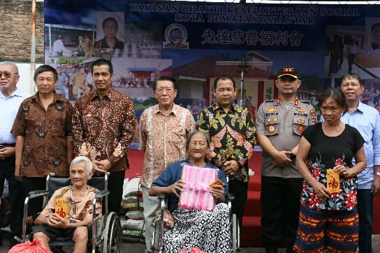 sambut_imlek_pt_sttc_beri_bantuan_200_paket_sembako