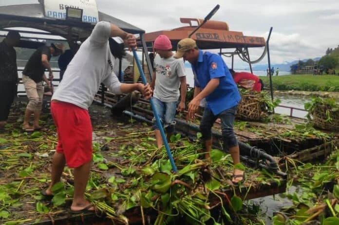 sambut_kejuaraan_dunia_aquabike_2023_di_danau_toba_warga_bersihkan_eceng_gondok
