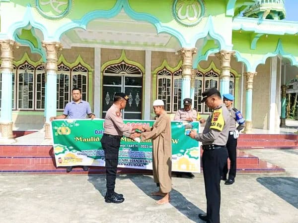 sambut_maulid_nabi_polsek_labuhanruku_beri_bantuan_beras_ke_nazir_dan_bkm