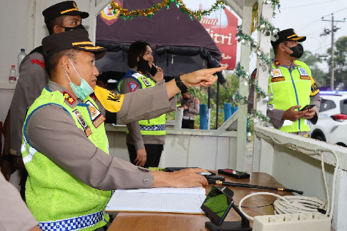 sambut_mudik_lebaran_polres_siantar_pasang_petunjuk_arah_jalan_alternatif_di_sejumlah_titik