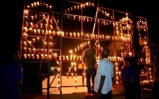 sambut_tahun_baru_hijriah_obor_bekas_minuman_botol_jadi_replika_masjid