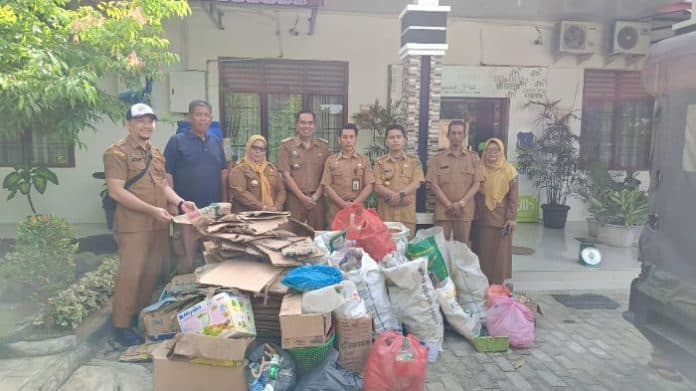 sampah_bernilai_rupiah_diserahkan_ke_bank_sampah_karya_mandiri_new_kota_tebing_tinggi