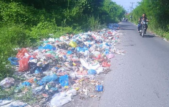 sampah_berserakan_di_jalan_metrologi_iv_dibuang_sembarangan_warga_yang_melintas