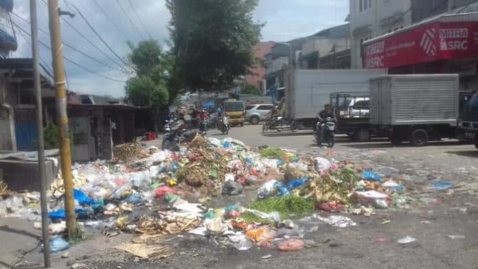 sampah_di_jalan_patuan_anggi_siantar_menumpuk