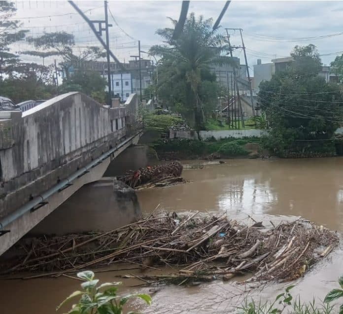 sampah_di_jembatan_sei_padang_tebing_tinggi_resahkan_warga