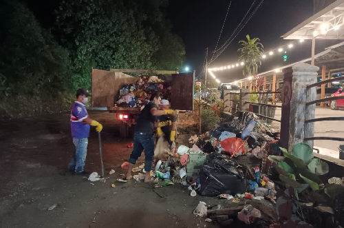 sampah_di_kota_wisata_parapat_mencapai_60_ton_sehari_selama_libur_lebaran