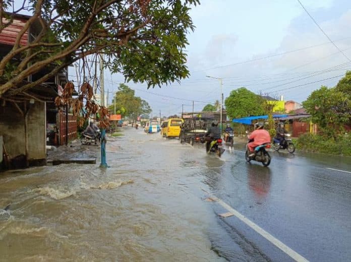 sampah_jadi_penyebab_banjir_di_jalan_di_panjaitan