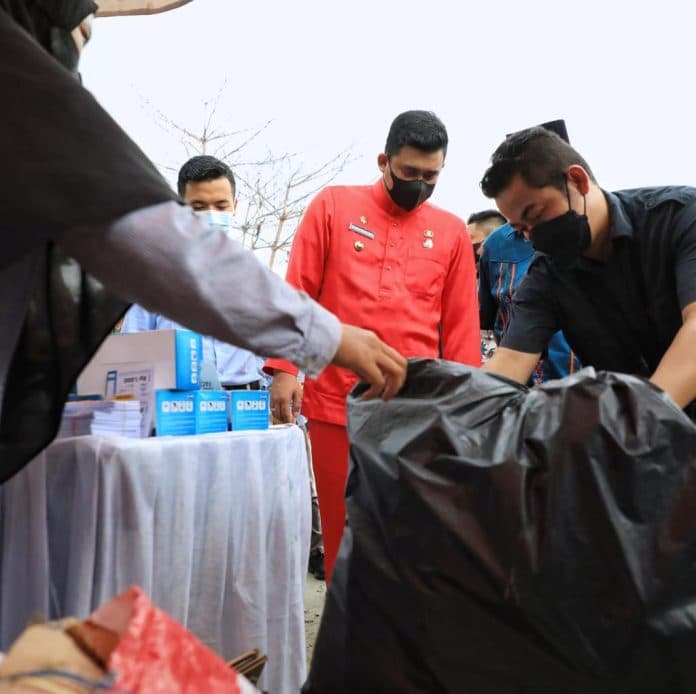 sampah_jadi_rupiah_membayar_makanan_dan_minuman_di_cafe_dengan_sampah