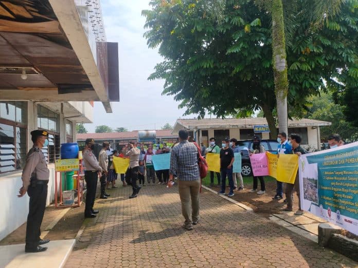 sampah_menggunung_gmplp_unras_di_kantor_camat_tanjung_morawa