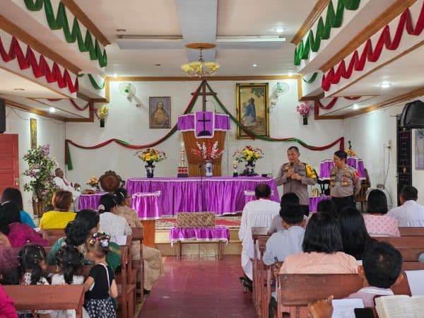 sampaikan_pesan_kamtibmas_kapolres_labusel_kunjungi_gereja_hkbp_pekan_tolan