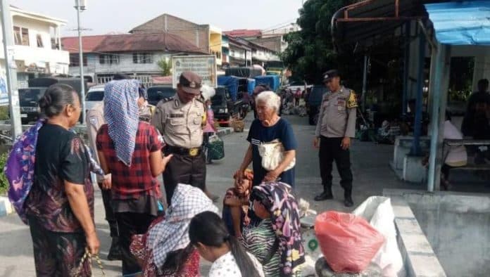 sampaikan_pesan_kamtibmas_polsek_palipi_sapa_pedagang_dan_penumpang_kapal