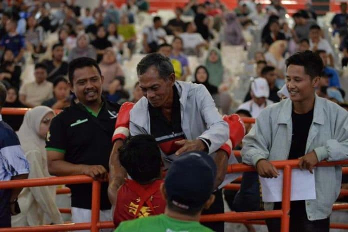 samuel_marbun_peluk_erat_sang_ayah_usai_raih_medali_emas_pon
