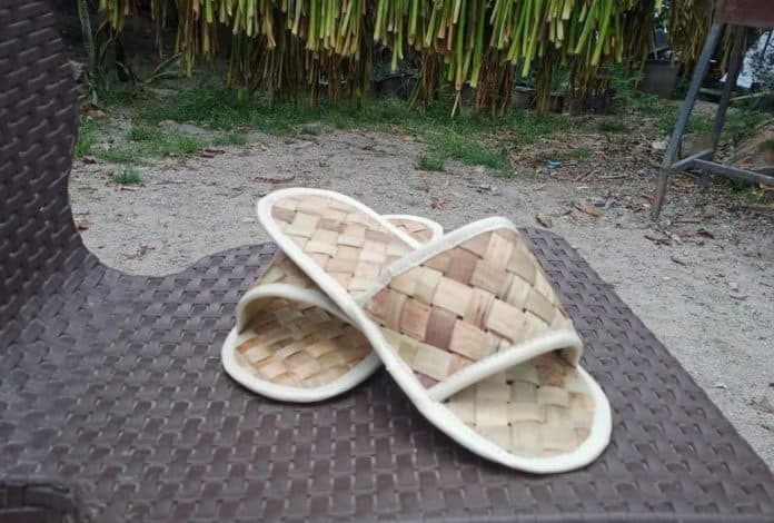 sandal_eceng_gondok_jadi_ekonomi_kreatif_bagi_irt_di_toba