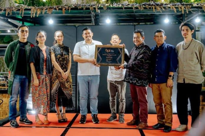 sandang_pelopor_kebangkitan_film_di_medan_bobby_nasution_dapat_penghargaan_dari_bpi