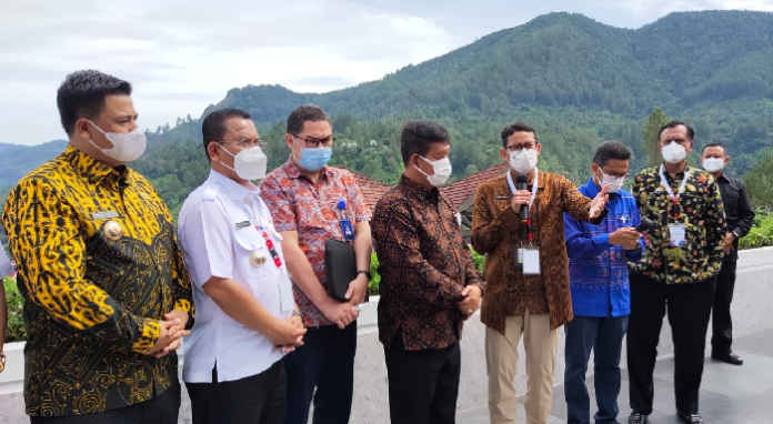 sandiaga_buka_pintu_investor_percepat_kereta_gantung_di_danau_toba