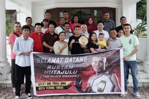sang_juara_mma_rustam_hutajulu_disambut_pj_wako_tebing_tinggi