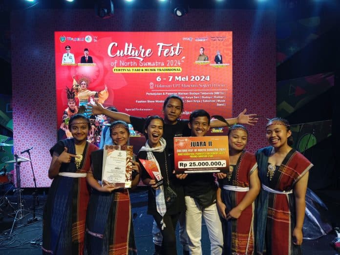 sanggar_jabu_habinsaran_raih_juara_ii_di_culture_fest_of_north_sumatra_2024