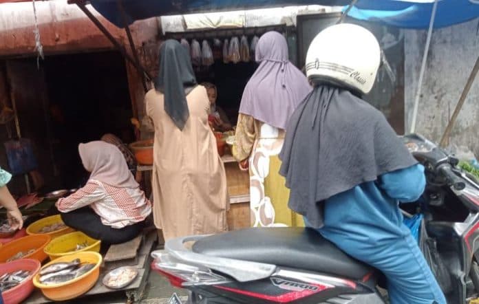 santan_dan_sarang_ketupat_jadi_incaran_kaum_ibu_di_pasar_sukaramai