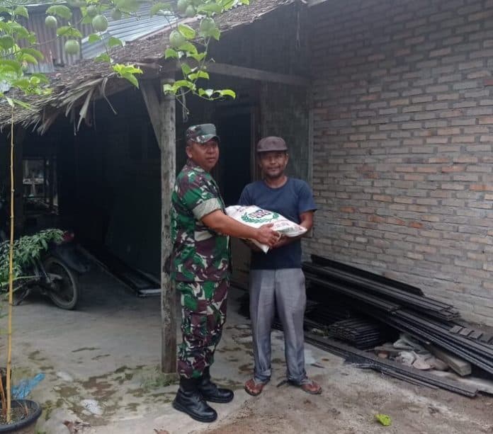 santuni_warga_miskin_koramil_sunggal_serahkan_bantuan_beras