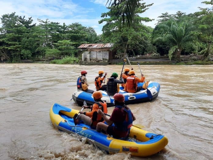 sar_gabungan_sisir_sungai_cari_2_warga_hanyut_di_medan_5_sudah_ditemukan
