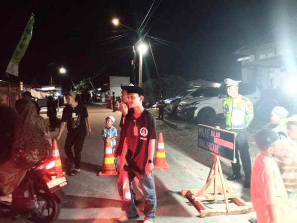 sat_lantas_polres_batu_bara_alihkan_arus_lalu_lintas_selama_kegiatan_sholawat_mphu