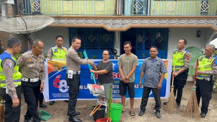 sat_lantas_polres_batu_bara_bakti_sosial_bersihkan_rumah_ibadah